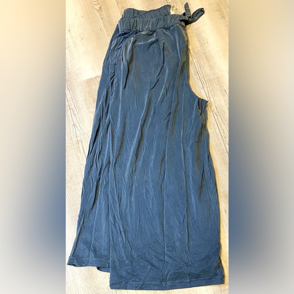 Size 8 Blue Lululemon crops - Picture 2 of 4